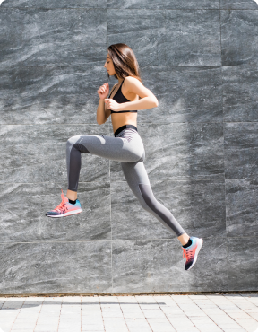 Mujer con ropa deportiva saltando.