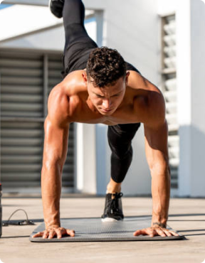 Hombre haciendo ejercicio sobre un tapete de yoga.