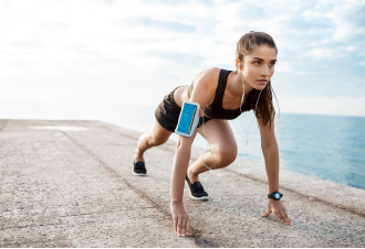 A commited runner about to sprint.